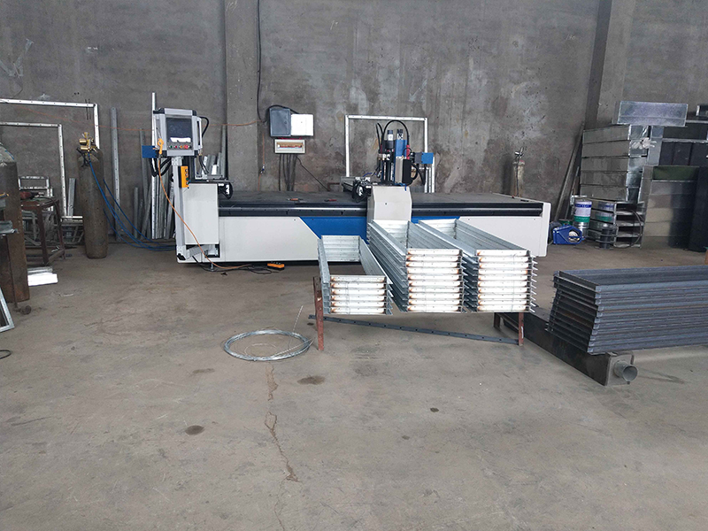 数控四枪角铁法兰自动焊接机