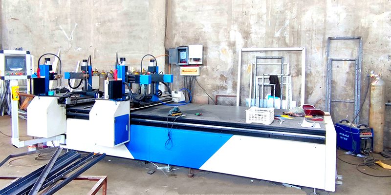 数控四枪角铁法兰自动焊接机